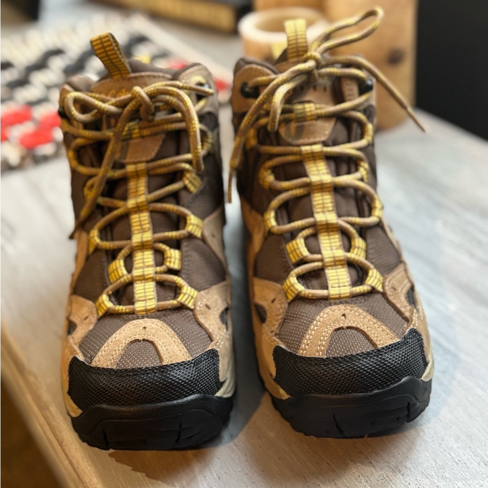 Columbia Coremic Ridge Hiking Walking Boot BL3620-230 
Tan
Women’s size 8